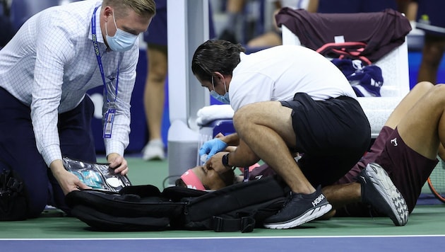 Rafal Nadal liegt nach dem Malheur mit dem Schläger am Boden und muss behandelt werden. (Bild: APA/Getty Images via AFP/GETTY IMAGES/MATTHEW STOCKMAN)