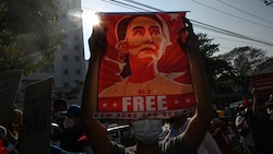 Seit dem Putsch vergangenen Februar wurde Suu Kyi von den Militärs festgehalten. Für ihre Freiheit gehen immer wieder Menschen auf die Straße. (Bild: APA/AFP/STR)