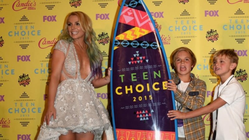 Britney Spears mit ihren Söhnen Sean Preston Federline und Jayden James bei den Teen Choice Awards 2015 (Bild: 2015 Getty Images)