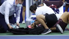 Rafael Nadal wird nach seinem Malheur behandelt. (Bild: APA/Getty Images via AFP/GETTY IMAGES/MATTHEW STOCKMAN)