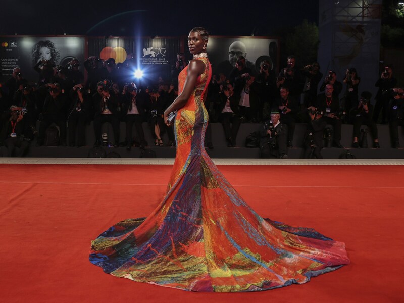 Jodie Turner-Smith trug ein Kleid von Christopher John Rogers mit aufregender Schleppe. (Bild: Invision)