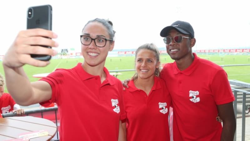 von links: Die Coca-Cola Unified Cup BotschafterInnen Manuela Zinsberger, Laura Feiersinger und David Alaba (Bild: GEPA pictures)