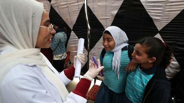 Eine Ärztin klärt zwei Mädchen in Kairo über Genitalverstümmelungen auf. (Bild: APA/AFP/Mohamed el-Shahed)