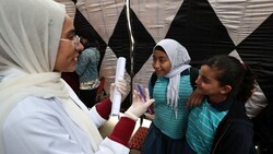 Eine Ärztin klärt zwei Mädchen in Kairo über Genitalverstümmelungen auf. (Bild: APA/AFP/Mohamed el-Shahed)