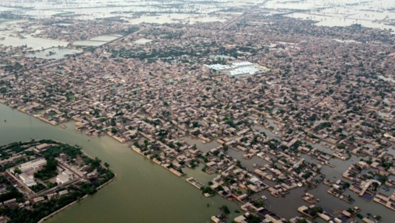 Nein, dieses Bild zeigt keine Küstenstadt wie Venedig - viele Gebiete Pakistans sind nach wie vor unter Wasser. (Bild: AP/Zahid Hussain)