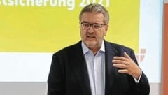 Sozialstadtrat Peter Hacker (SPÖ) forderte bei der Jahresbericht-Präsentation den Bund auf, den Grenzbetrag der Mindestsicherung wegen der hohen Inflation zu erhöhen. (Bild: Zwefo)