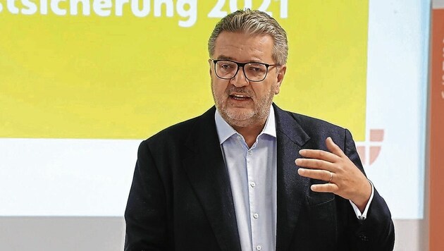 Sozialstadtrat Peter Hacker (SPÖ) forderte bei der Jahresbericht-Präsentation den Bund auf, den Grenzbetrag der Mindestsicherung wegen der hohen Inflation zu erhöhen. (Bild: Zwefo)