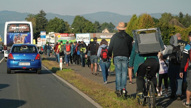 Zigtausende Fans reisten öffentlich an und gingen die letzten Meter zu Fuß (Bild: Pail Sepp)