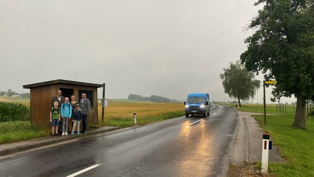 Auch bei schlechtem Wetter müssen Kinder an Haltestellen geschützt werden. (Bild: Marktgemeinde Bad Wimsbach-Neydharting)