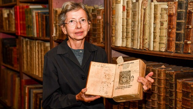 hristine M. Grafinger leitete lange die Bibliothek des Vatikans. Momentan sichtet sie den Bestand an historischen Büchern im Stift Lambach. (Bild: Dostal Harald)