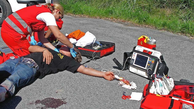 Oft ist der Rettungswagen vor dem Notarzt da. Mit Medikamenten helfen dürfen da nur Notfallsanitäter. Das Problem: In Salzburg sitzen diese nur sehr selten auf dem Rettungswagen. Außerdem dürfen sie ihren Patienten aufgrund von Vorgaben des Roten Kreuzes nicht so umfangreich helfen, wie ihre Kollegen in anderen Bundesländern. (Bild: Konstanze Gruber - stock.adobe.ccom)