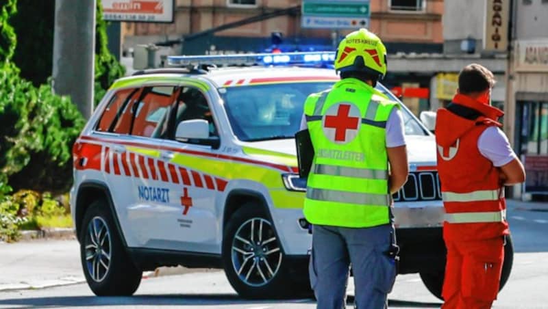 Der Notarzt kommt in vielen Fällen erst nach dem Rettungswagen an oder wird aufgrund der telefonischen Einschätzung der Leitstelle zuerst gar nicht mitgeschickt. In diesem Fall können Notfallsanitäter mit speziellen Zusatzausbildungen den betroffenen Patienten helfen. (Bild: Markus Tschepp/Krone KREATIV)