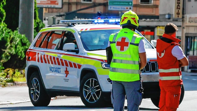 Eine Frau zog den bewusstlosen Mann aus dem Fahrzeug, auch ein Kind wurde bei dem Unfall verletzt (Symbolbild). (Bild: Markus Tschepp/Krone KREATIV)