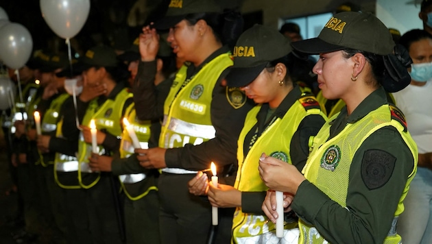 In Kolumbien trauern Polizisten um acht bei einem Anschlag getötete Kollegen. (Bild: AFP )