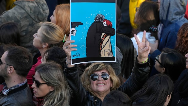 Tausende Anhänger von Cristina Kirchner trafen sich nach dem Angriff auf Argentiniens Vizepräsidentin am Freitag in Buenos Aires zu einer Kundgebung. (Bild: AP)