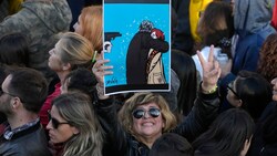 Tausende Anhänger von Cristina Kirchner trafen sich nach dem Angriff auf Argentiniens Vizepräsidentin am Freitag in Buenos Aires zu einer Kundgebung. (Bild: AP)