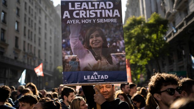 Nach dem Mordversuch an Cristina Kirchner feierten ihre Anhänger die argentinische Vizepräsidentin in Buenos Aires. (Bild: AP)