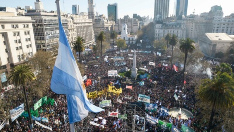 Tausende Menschen versammelten sich am Freitag am Plaza de Mayo in Buenos Aires, um Vizepräsidentin Cristina Kirchner zu feiern. (Bild: AFP )