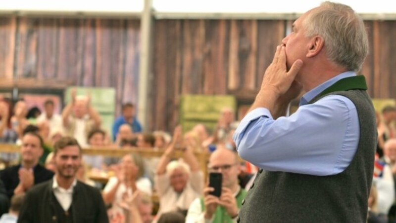 Hofburg-Kandidat Walter Rosenkranz ließ sich beim Wahlkampfauftakt in Wels feiern. (Bild: FOTOKERSCHI.AT/WERNER KERSCHBAUM)