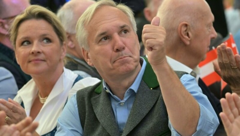 Walter Rosenkranz startete seinen Wahlkampf um das Bundespräsidentenamt beim Welser Volksfest. (Bild: FOTOKERSCHI.AT/WERNER KERSCHBAUM)