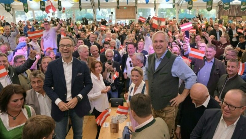 Auch Bundesparteichef Herbert Kickl kam nach Wels zum Wahlkampfauftakt von Walter Rosenkranz. (Bild: FOTOKERSCHI.AT/WERNER KERSCHBAUM)