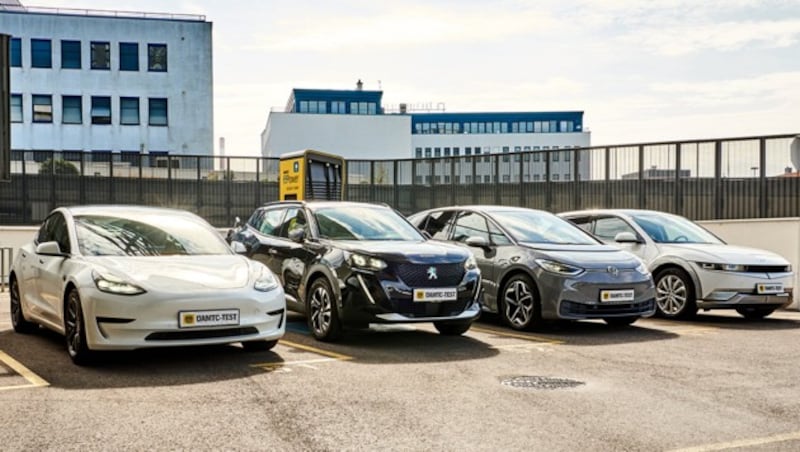 Getestet wurden (v.l.) Tesla Model 3, Peugeot e-2008, VW ID.3 und Hyundai Ioniq 5. (Bild: ÖAMTC)