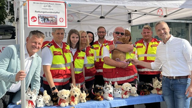 Samariterbund Hundestaffel mit Initiatoren Bürgermeister Scheider und Gemeinderat Michael Gussnig (Bild: Jennifer Kapellari)