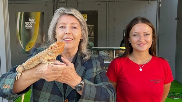 Helga Happ mit einer Bartagame (Bild: Jennifer Kapellari)