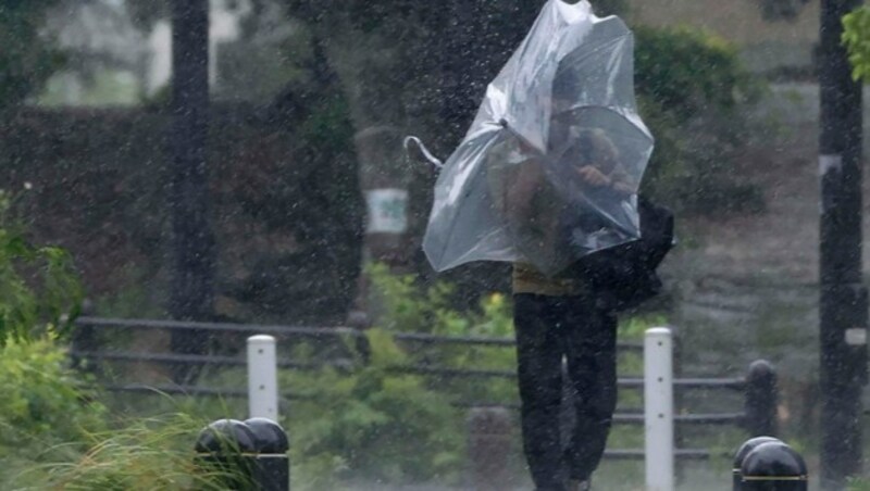 In Naha ist bereits starker Wind zu spüren. (Bild: AP)