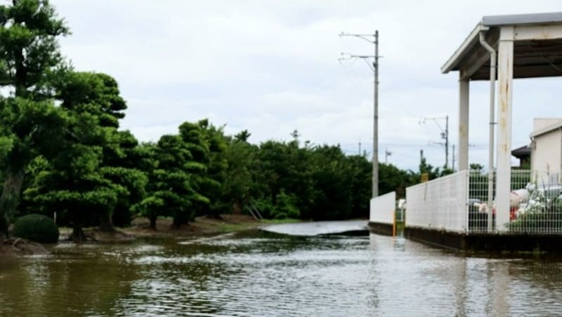 Überflutete Straße in Hamamatsu (Bild: AP)