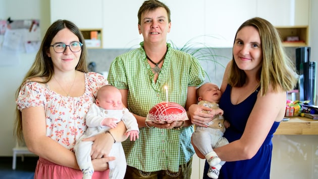 Die Geburtstage sind im Hause Leodolter ein doppelter Grund zum Feiern. Von der „Krone“ gab es für Sarah mit Felix, Mutter Adelheid und Isabel Leodolter mit Anton (v. li.) eine Torte. (Bild: Imre Antal)