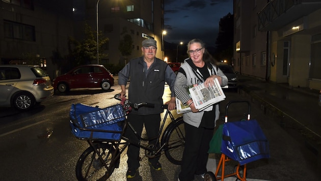 Dorothea und Georg Markoff im frühmorgendlichen Einsatz für die Leser der "Tiroler Krone". (Bild: Andreas Fischer)