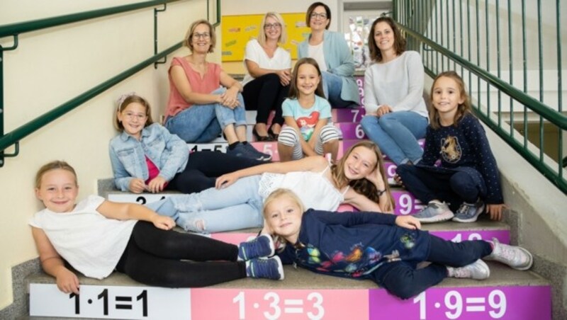 Initiatorin Marina Hönig (2. von links) mit Stephanie Friesenbichle, Nadine Dopler, Sabrina Wrbo und Kindern der Volksschule Bad Erlach. (Bild: DORISSEEBACHER)