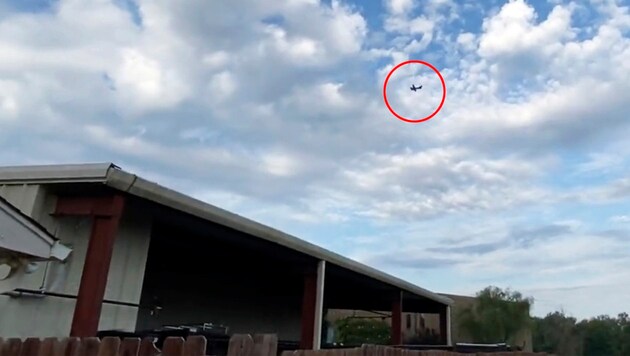 Ein Pilot eines Kleinflugzeuges droht in der US-Stadt Tupelo, in ein Kaufhaus zu fliegen. (Bild: AP)