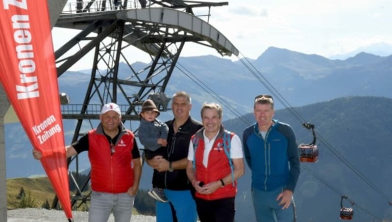 Bergbahn-Vorstände Wörister (links) und Bodner (3. v. li.) mit dem Jochberger Bürgermeister Resch (im Arm Enkel Rafael) sowie „Krone“- Verkaufsleiter Kos. (Bild: Andreas Fischer)