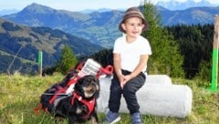 Rafael, der jüngste „Krone“-Wanderer, mit Familienhund Nala (Bild: Andreas Fischer)