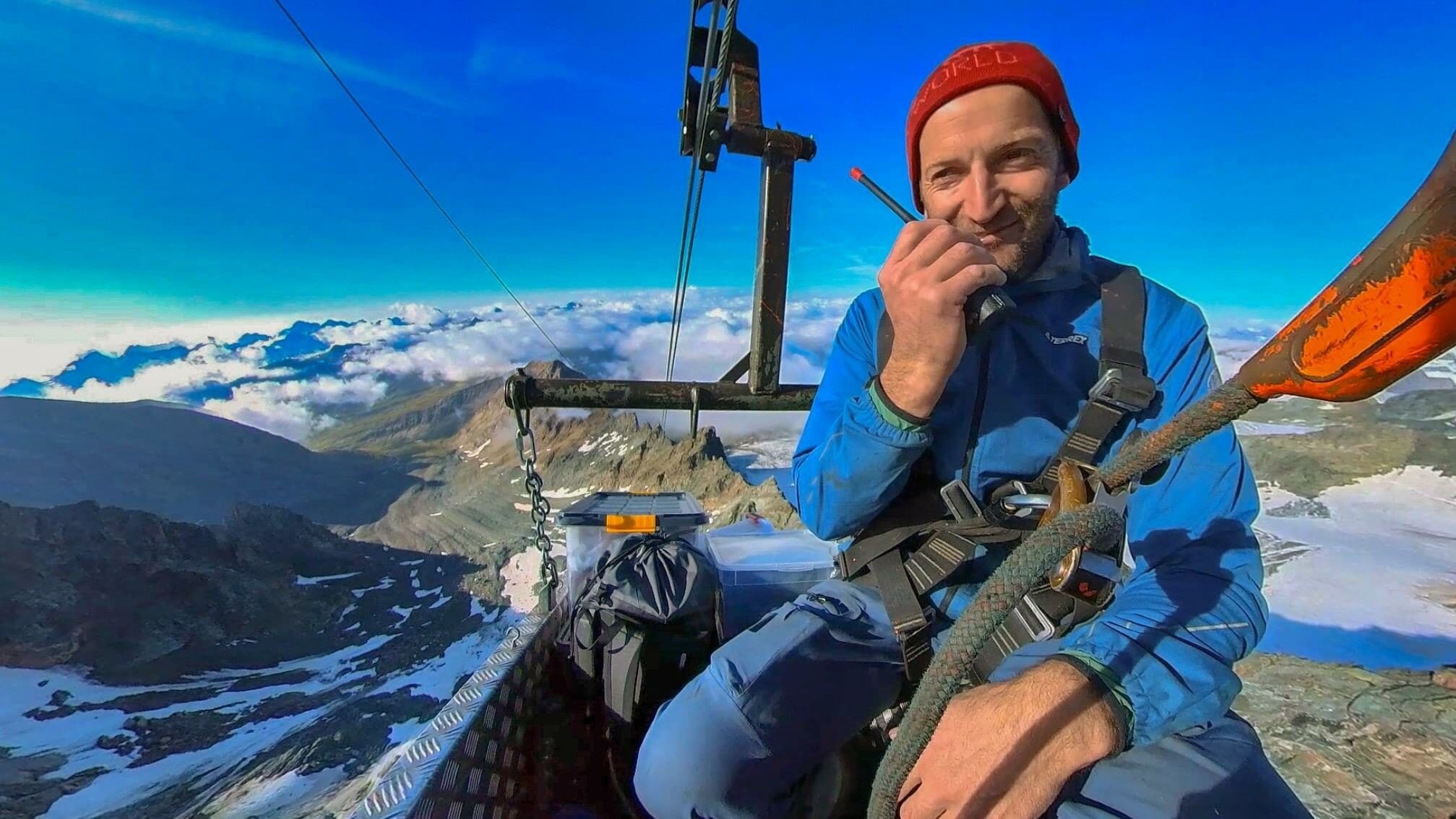 Toni Riepler, hier bei einer Revisionsfahrt mit der alten Materialseilbahn.