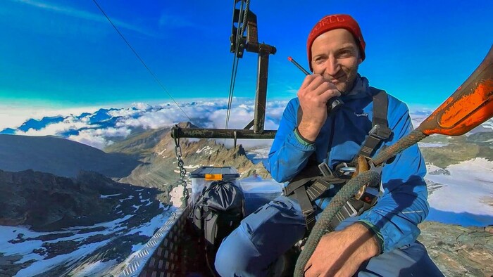 Toni Riepler, hier bei einer Revisionsfahrt mit der alten Materialseilbahn.