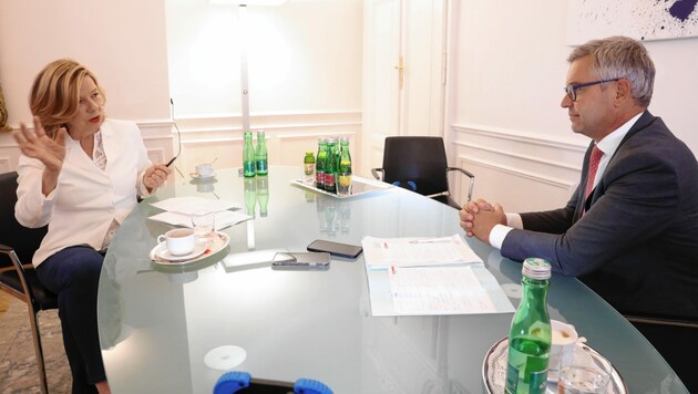 Finanzminister Magnus Brunner im Gespräch mit Conny Bischofberger (Bild: Jöchl Martin)