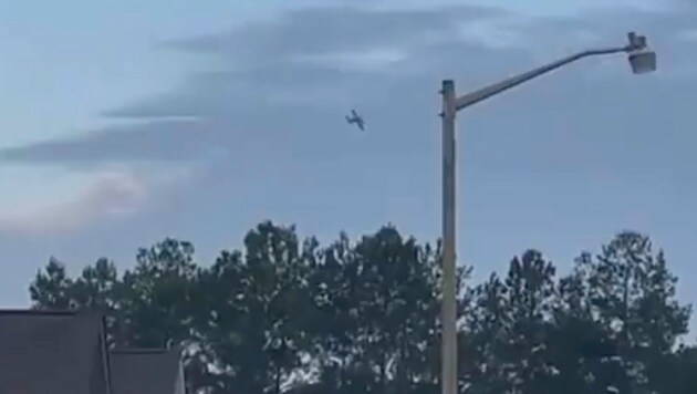 Ein Kleinflugzeug kreiste am Samstag über der US-Stadt Tupelo. Laut Polizei drohte der Pilot damit, das Flugzeug in einen Lebensmittelladen zu stürzen. (Bild: AP)