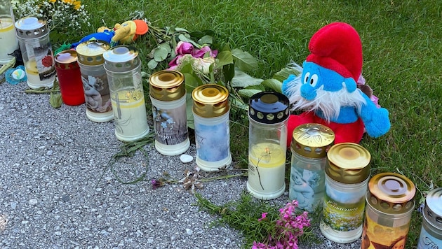 Am Tatort in St. Johann in Tirol wurden Kerzen aufgestellt. (Bild: zoom.tirol)