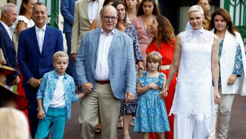 Prinz Albert und Fürstin Charlene mit ihren Zwillingen beim Monaco-Picknick (Bild: AFP)