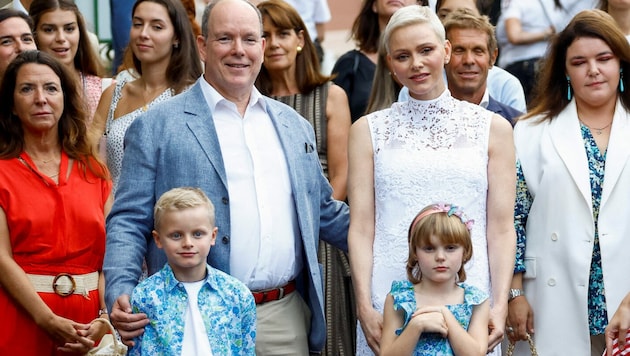 Prinz Albert mit seiner Ehefrau Charlene und den Kindern Jacques und Gabriella beim traditionellen „U Cavagnetu“-Fest in Monaco (Bild: AFP)