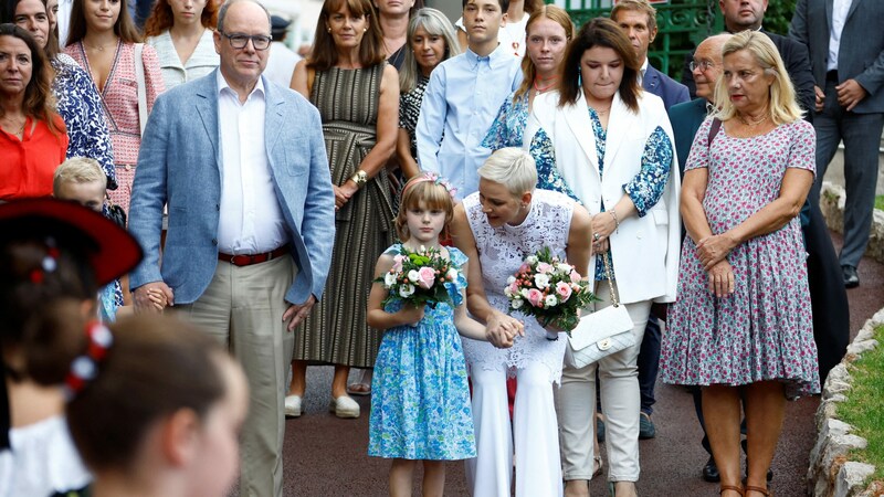 Charlene plauderte mit Gabriella, die gespannt die Darbietung der Tänzerinnen beobachtete. (Bild: AFP)