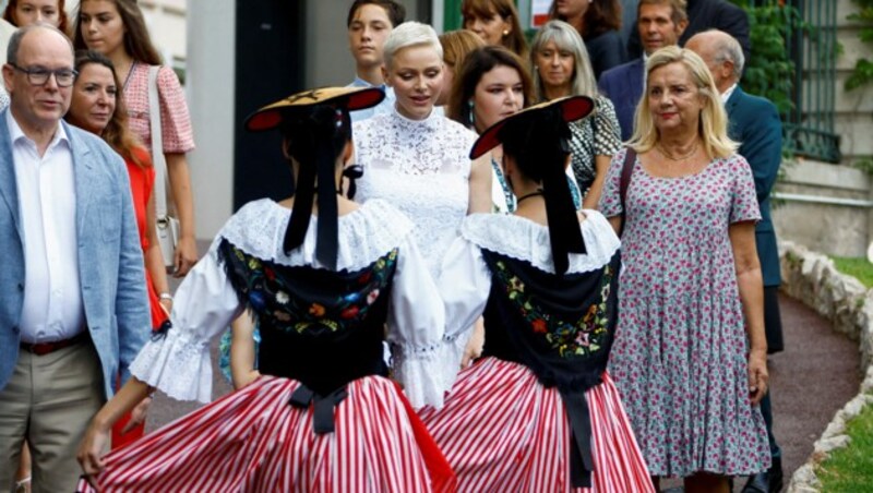 Charlene zeigte sich von den Tänzerinnen, die in Folklore-Outfits auftraten, begeistert. (Bild: AFP)