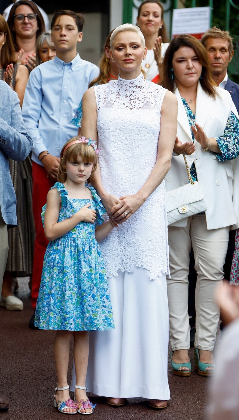 Fürstin Charlene trug ein weißes Spitzentop zur weiten Hose, während Gabriella ein blaues Blumenkleid anhatte. Süß: Die Spuren von Gabriellas Griff zur Schere waren in ihrem Pony noch immer ein wenig zu erkennen. (Bild: AFP)