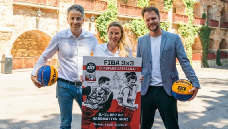 Der Grazer Sportstadtrat Kurt Hohensinner, die steirische Sportlandesrätin Juliane Bogner-Strauß und Basketball-Austria-Geschäftsführer Johannes Wiesmann freuen sich auf das Event. (Bild: Thomas Hobiger)