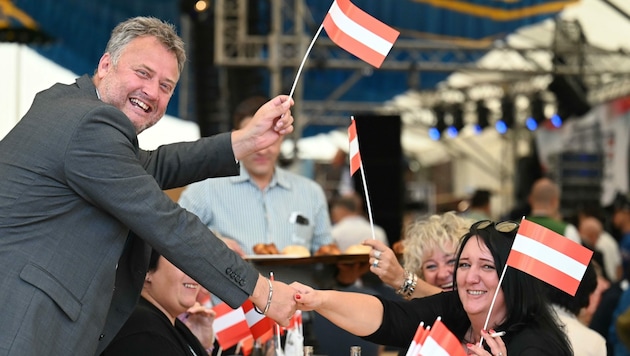 Freundschaft! Saleh-Agha schwenkte in Wels mit Peter Handlos die Fahne für die FPÖ. (Bild: Wenzel Markus)