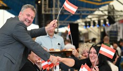 Freundschaft! Saleh-Agha schwenkte in Wels mit Peter Handlos die Fahne für die FPÖ. (Bild: Wenzel Markus)