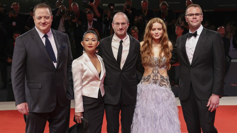 Brendan Fraser, Hong Chau, Regisseur Darren Aronofsky, Sadie Sink und Samuel D. Hunter kamen für die Premiere von „The Whale“ nach Venedig. (Bild: Invision)